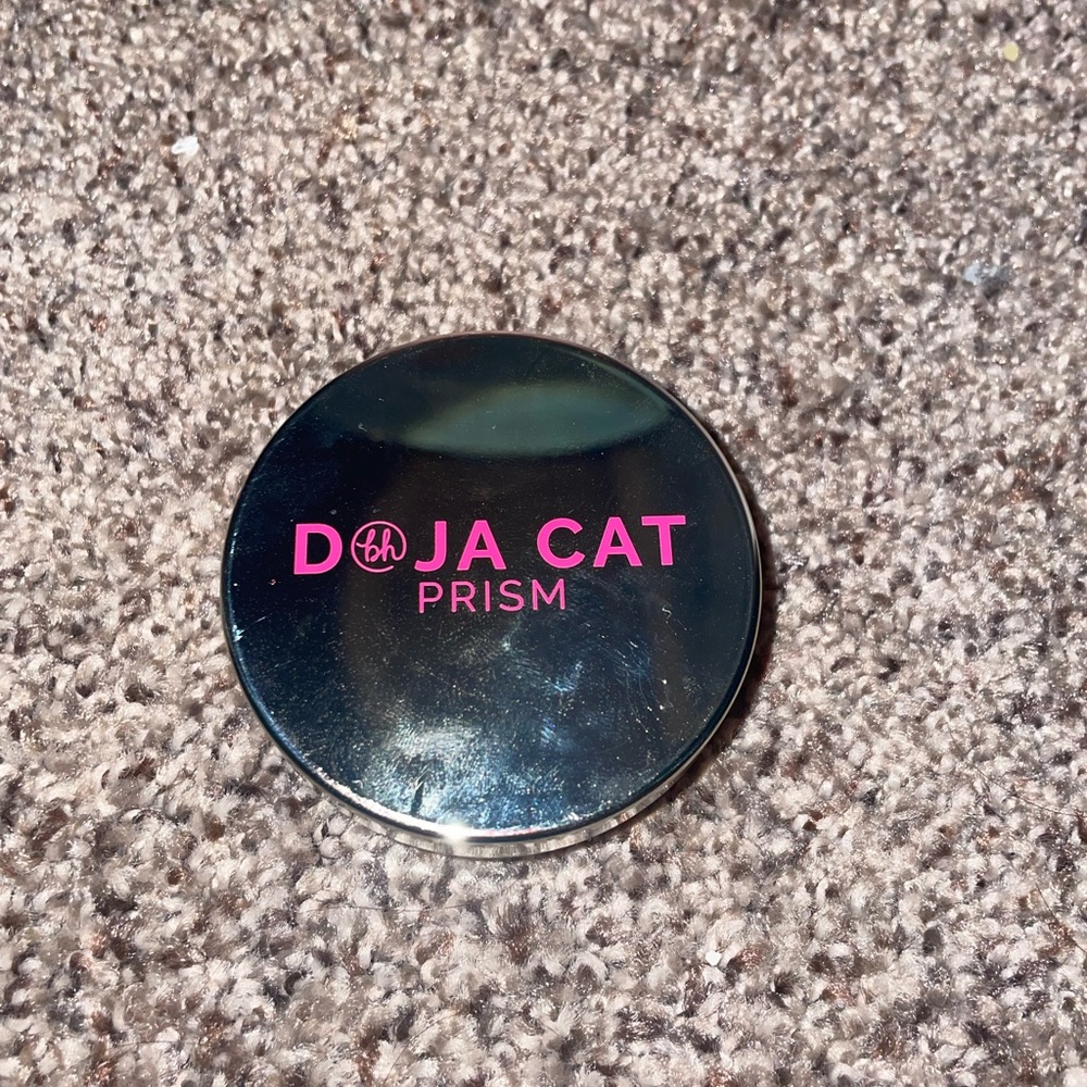 Bh cosmetics x doja cat highlighter